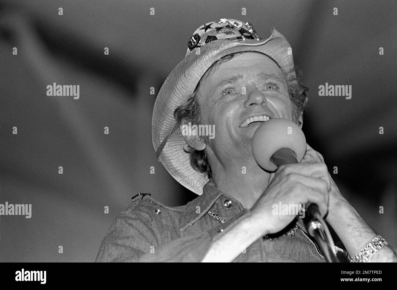 Television, screen and music star, Jerry Reed performs at a concert in Pitt's Memorial Gymnasium. Base: Rhein-Main Air Base Country: Deutschland / Germany (DEU) Stock Photo