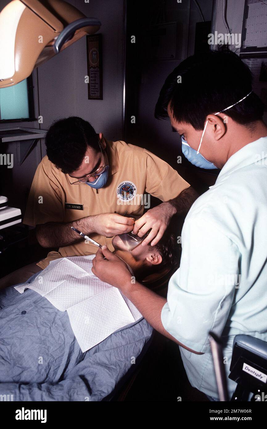 U s navy dentist hi-res stock photography and images - Page 2 - Alamy