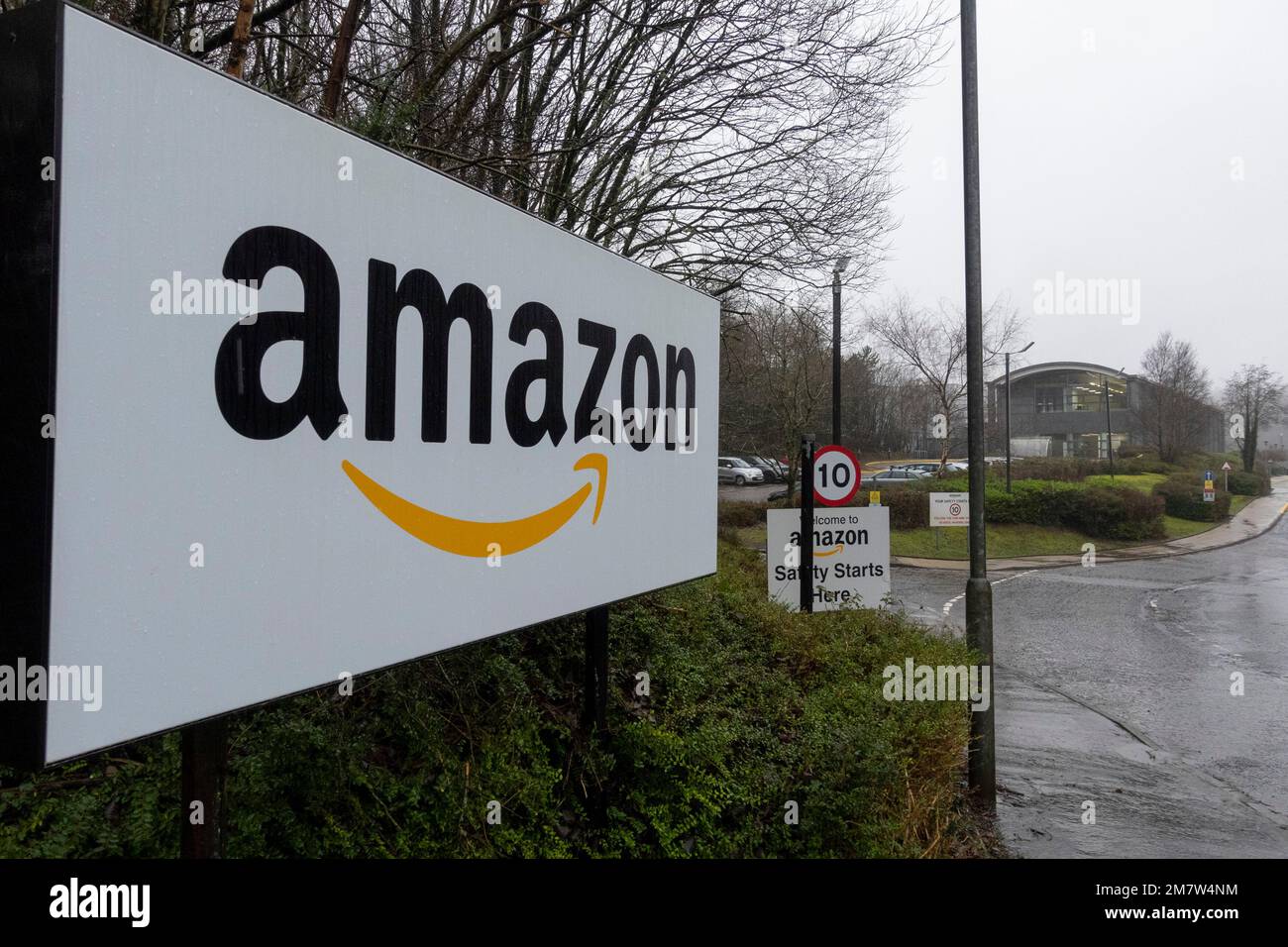 Gourock, Scotland, UK. 10 January 2023. Views of the the Amazon distribution centre in Gourock, Inverclyde. Amazon have announced that the centre is o Stock Photo