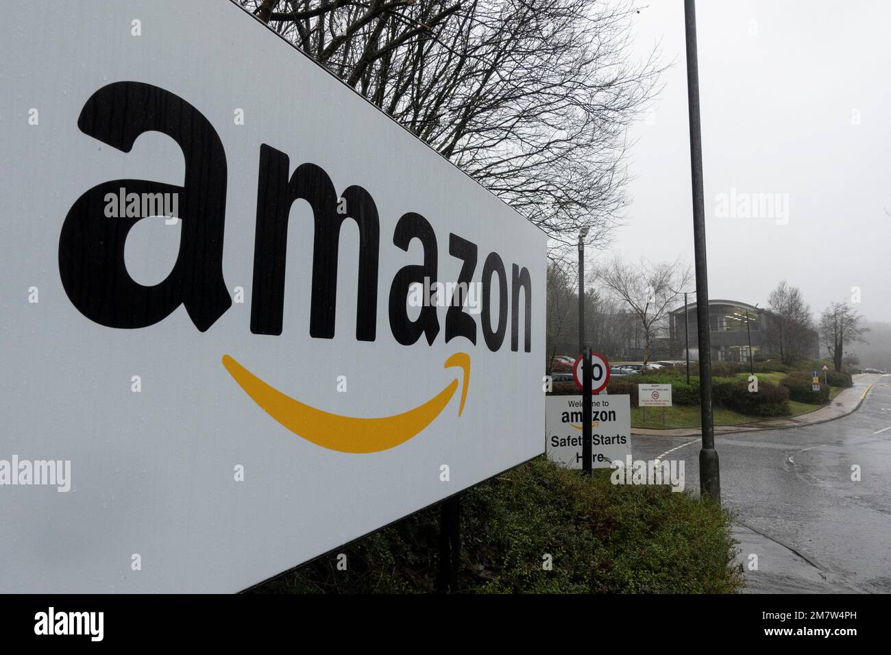 Gourock, Scotland, UK. 10 January 2023. Views of the the Amazon distribution centre in Gourock, Inverclyde. Amazon have announced that the centre is o Stock Photo