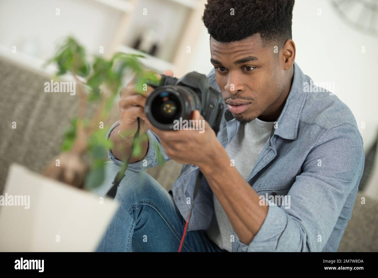Man taking photograph diversity hi-res stock photography and images - Alamy
