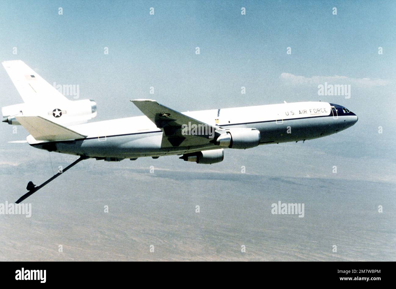 AN air-to-air right side view of a KC-10 Extender aircraft with the  Advanced Aerial Refueling Boom (AARB) extended. Country: Unknown Stock  Photo - Alamy