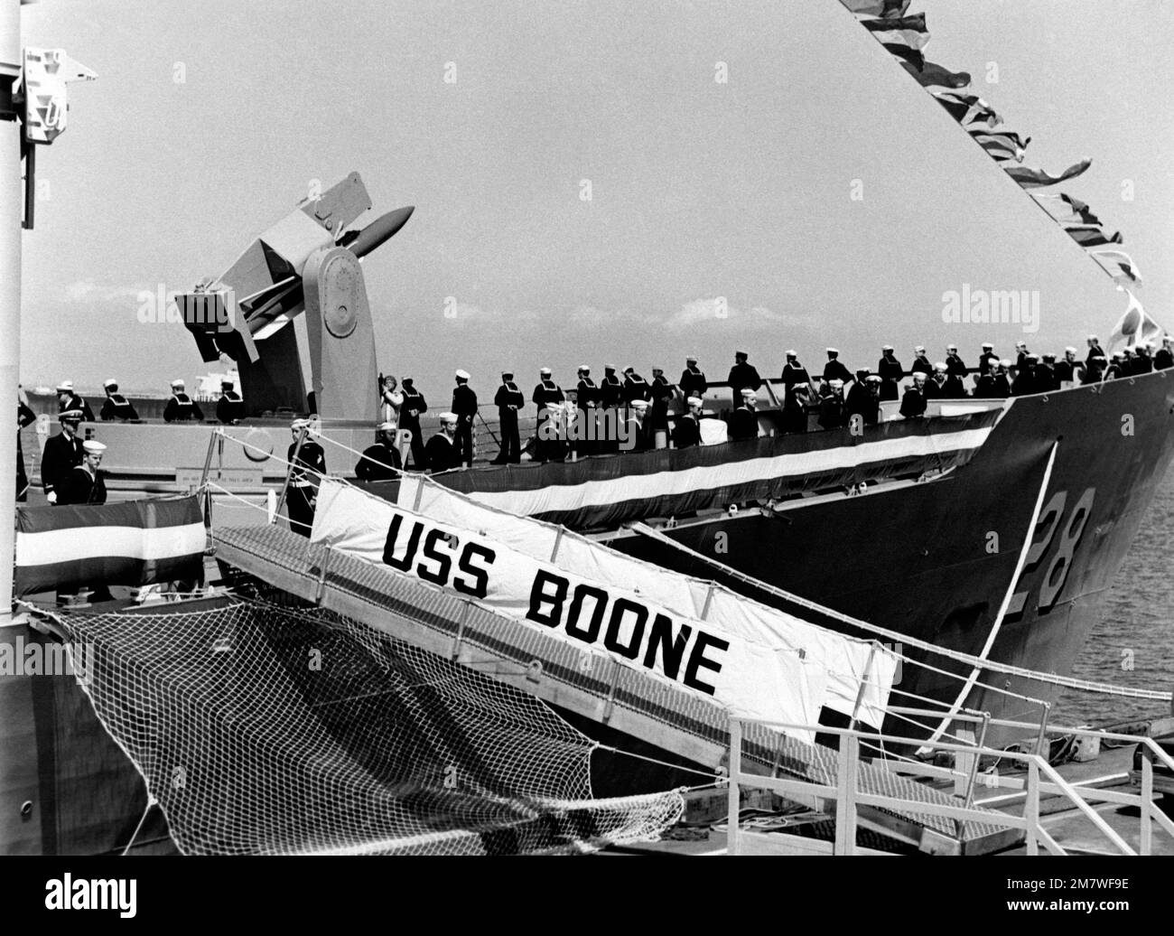 Crewmen aboard the guided missile frigate USS BOONE (FFG28) line the
