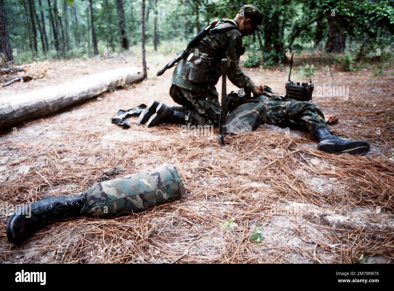A Combat Control School student prepares an acting mutilated soldier lying with a severed-leg decoy. The students are participating in first aid training before becoming a Red Berets upon their graduation. Base: Pope Air Force Base State: North Carolina (NC) Country: United States Of America (USA) Stock Photo