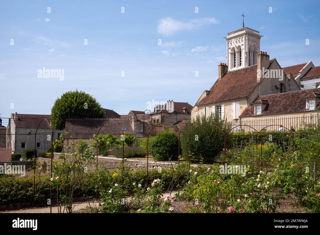 Vezelay (central-northern France): outer view of the Vezelay Abbey (French: Abbaye Sainte-Marie-Madeleine de Vezelay) The Basilica and the hill of Vez Stock Photo