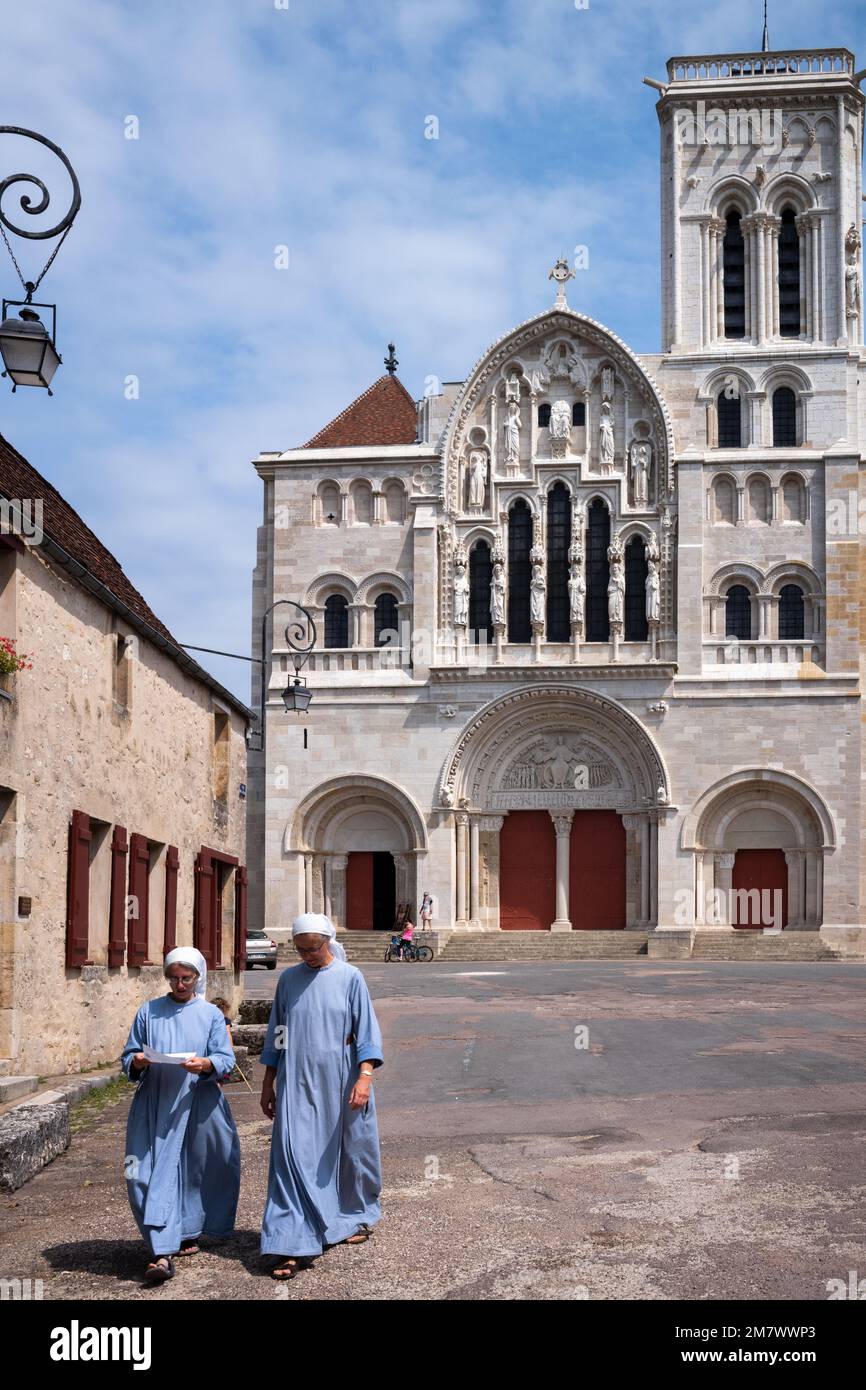 Vezelay (central-northern France): outer view of the Vezelay Abbey (French: Abbaye Sainte-Marie-Madeleine de Vezelay) The Basilica and the hill of Vez Stock Photo
