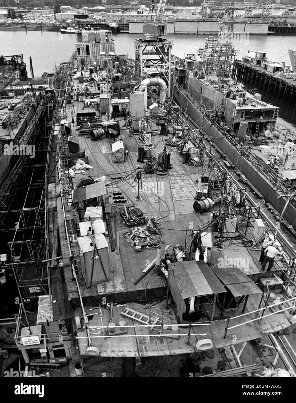 A stern view of the guided missile frigate USS VANDERGRIFT (FFG 48) at