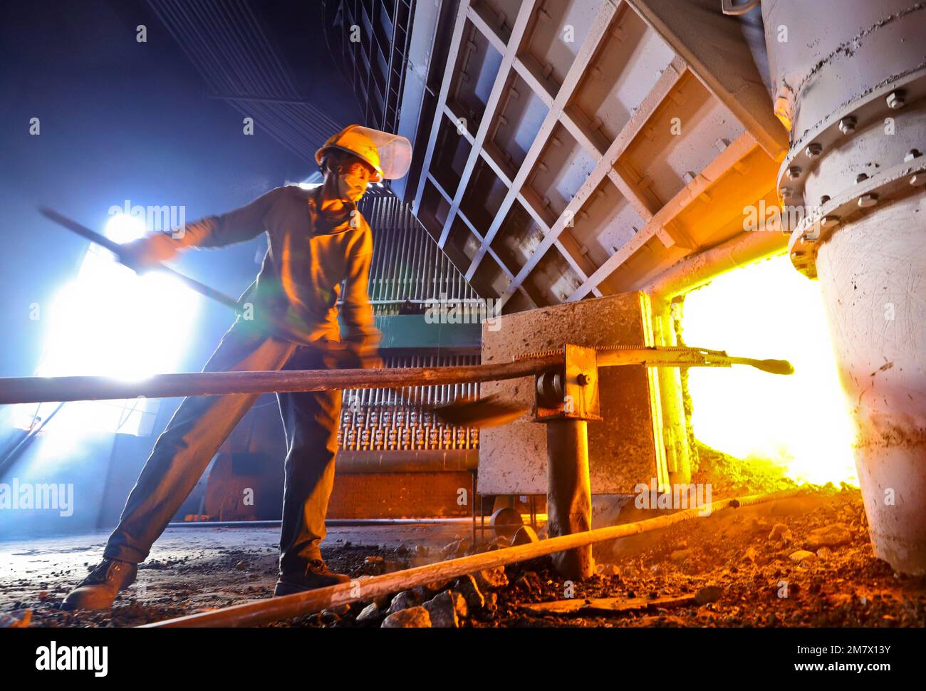 ZHANGYE, CHINA - JANUARY 10, 2023 - A shaker sends silicon metal ore to a furnace at a smelting plant in Zhangye city, Northwest China's Gansu provinc Stock Photo