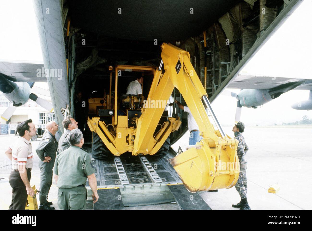 Members of the 1300th Military Airlift Squadron airlift control element (ALCE) load a backhoe digger aboard a C-130 Hercules aircraft during Exercise Desplazameinto Combinado. Subject Operation/Series: DESPLAZAMEINTO COMBINADO Base: Comayagua Country: Honduras (HND) Stock Photo