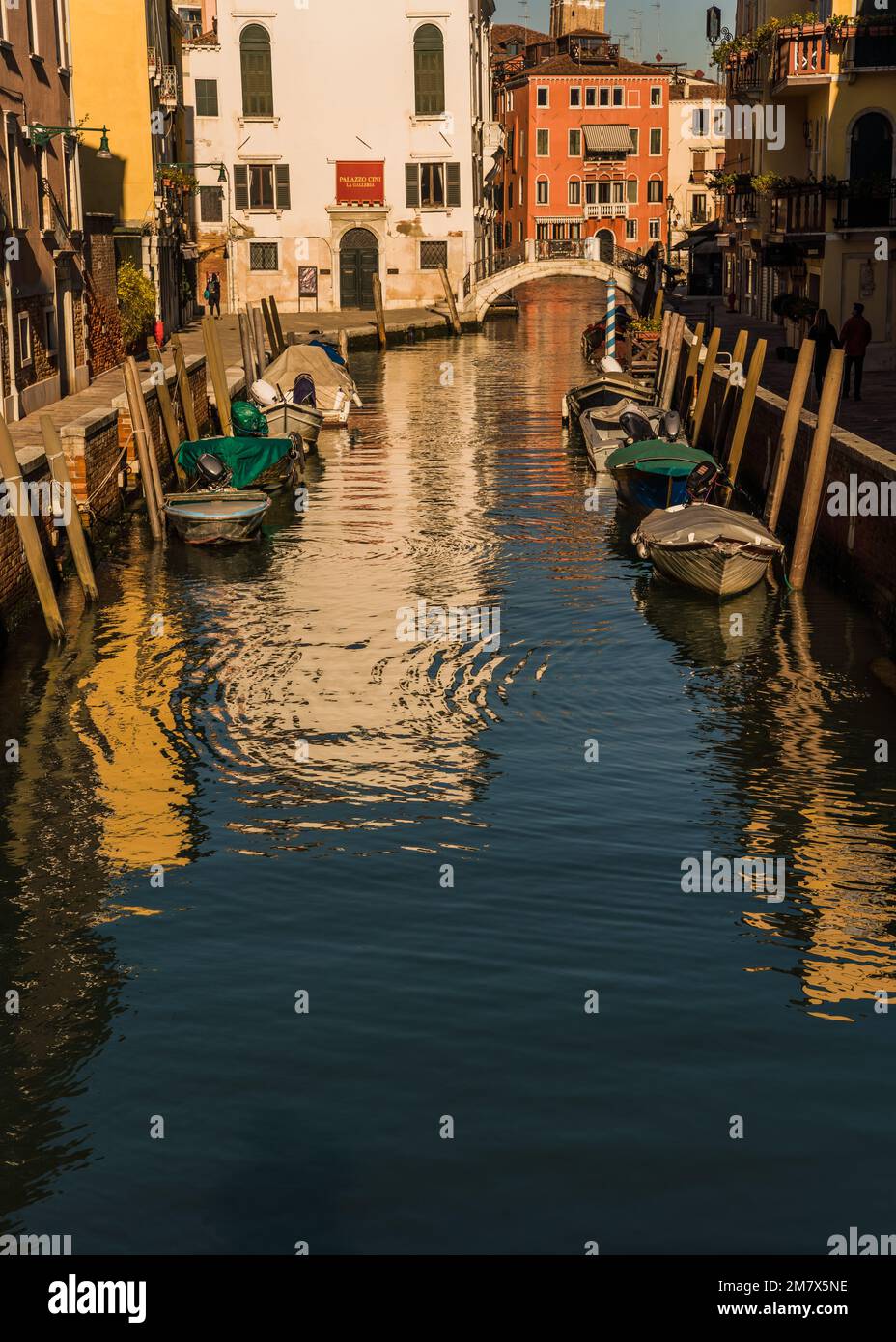View docked boats on canal hi-res stock photography and images - Alamy