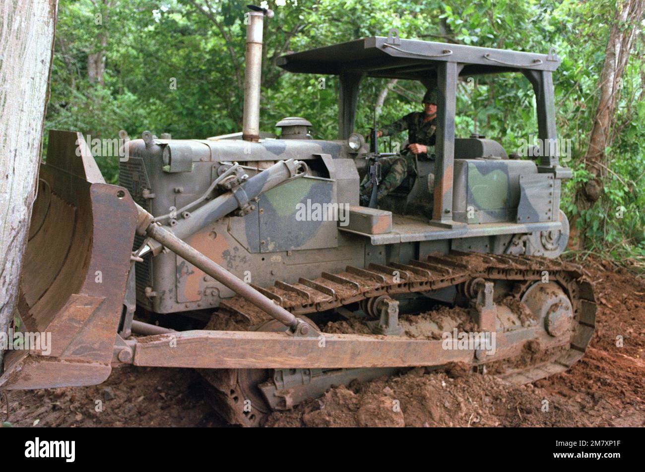 Sergeant Gordon, a heavy equipment operator with the 518th Engineering Company, operates a D-7 bulldozer. Base: Fort Clayton Country: Panama (PAN) Stock Photo