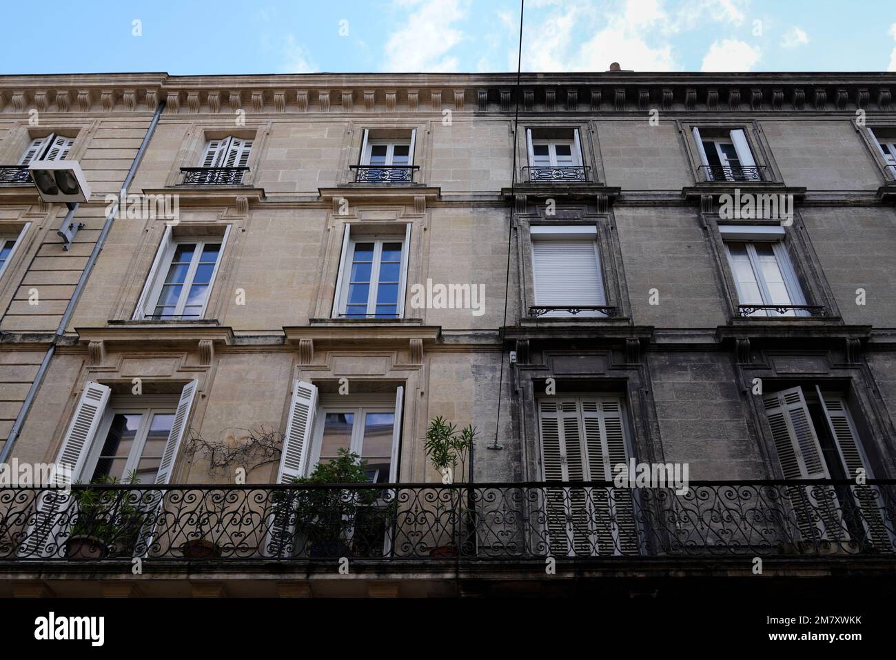 facelift Before and After cleaning wall wash facade renovation outside