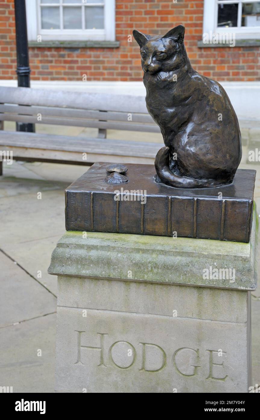 London, England, UK. Hodge - bronze sculpture (John Bickley; 1997) of Dr Samuel Johnson's pet cat, in Gough Square, next to his home. Stock Photo