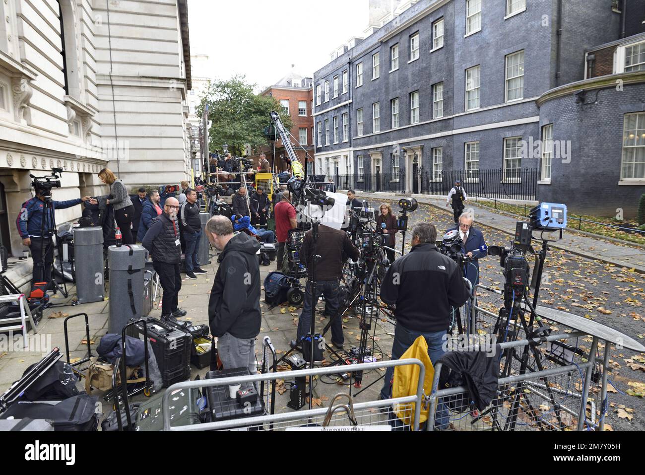 london-england-uk-media-in-downing-street-tv-crews-and-photographers-2M7Y05H.jpg