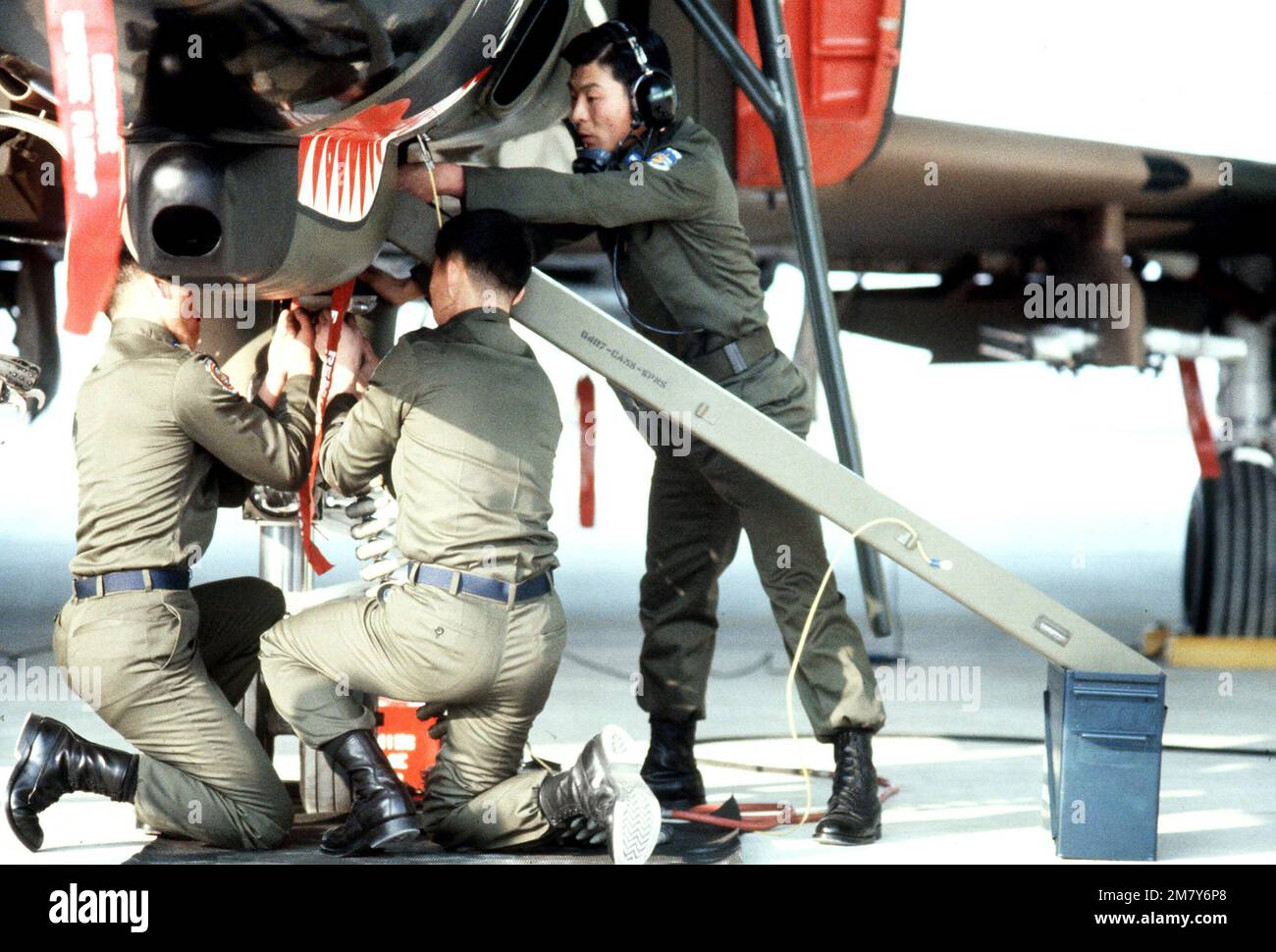 A Korean load crew loads 20mm shells into an F-4E Phantom II aircraft, during munitions loading competition Sabre Spirit I. Subject Operation/Series: SABRE SPIRIT I Base: Osan Air Base Country: Republic Of Korea (KOR) Stock Photo