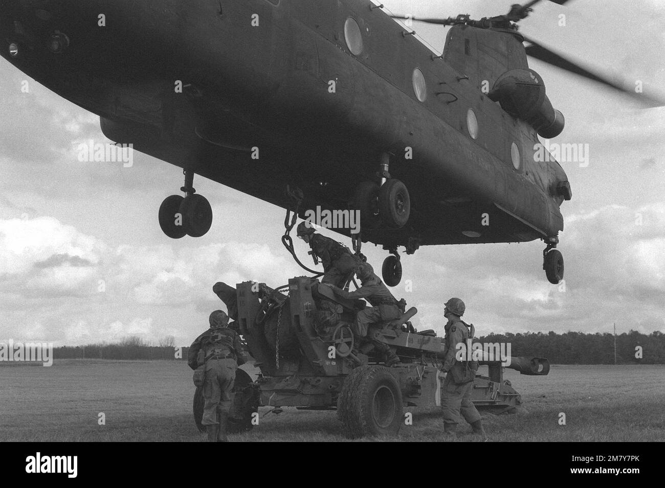 Member of Battery A, 2nd Battalion, 31st Field Artillery, hook an M-198 155 mm howitzer to the underside of a CH-47 Chinook helicopter during Exercise EAGLE STRIKE III. Subject Operation/Series: EAGLE STRIKE III Base: Fort Campbell State: Kentucky (KY) Country: United States Of America (USA) Stock Photo