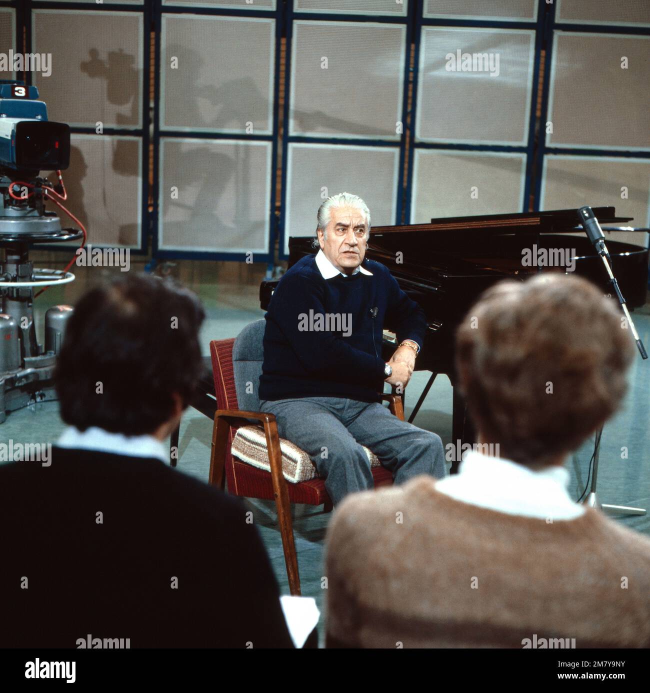 Phänomenologie der Musik, Sendung mit dem rumänischen Professor, Dirigent und Musiklehrer Sergiu Celibidache, Deutschland 1982. Stock Photo