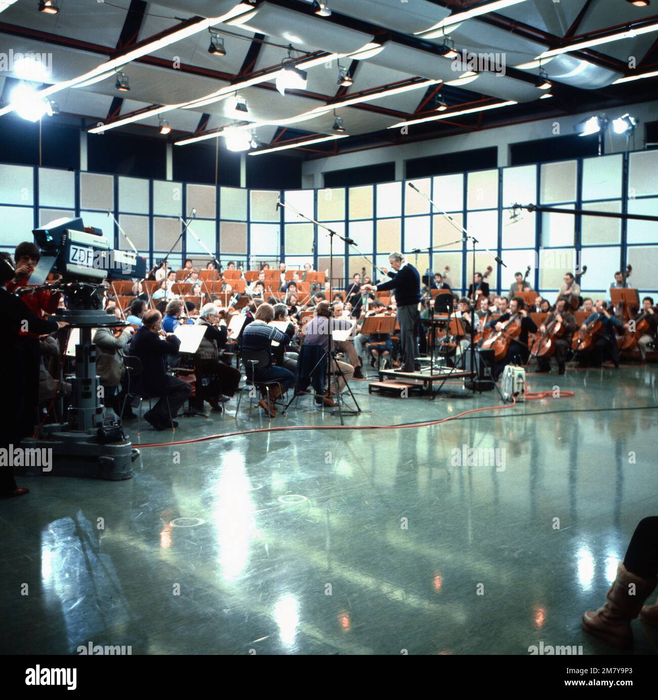 Phänomenologie der Musik, Sendung mit dem rumänischen Professor, Dirigent und Musiklehrer Sergiu Celibidache, hier bei einer Orchesterprobe mit seinen Schülern, Deutschland 1982. Stock Photo