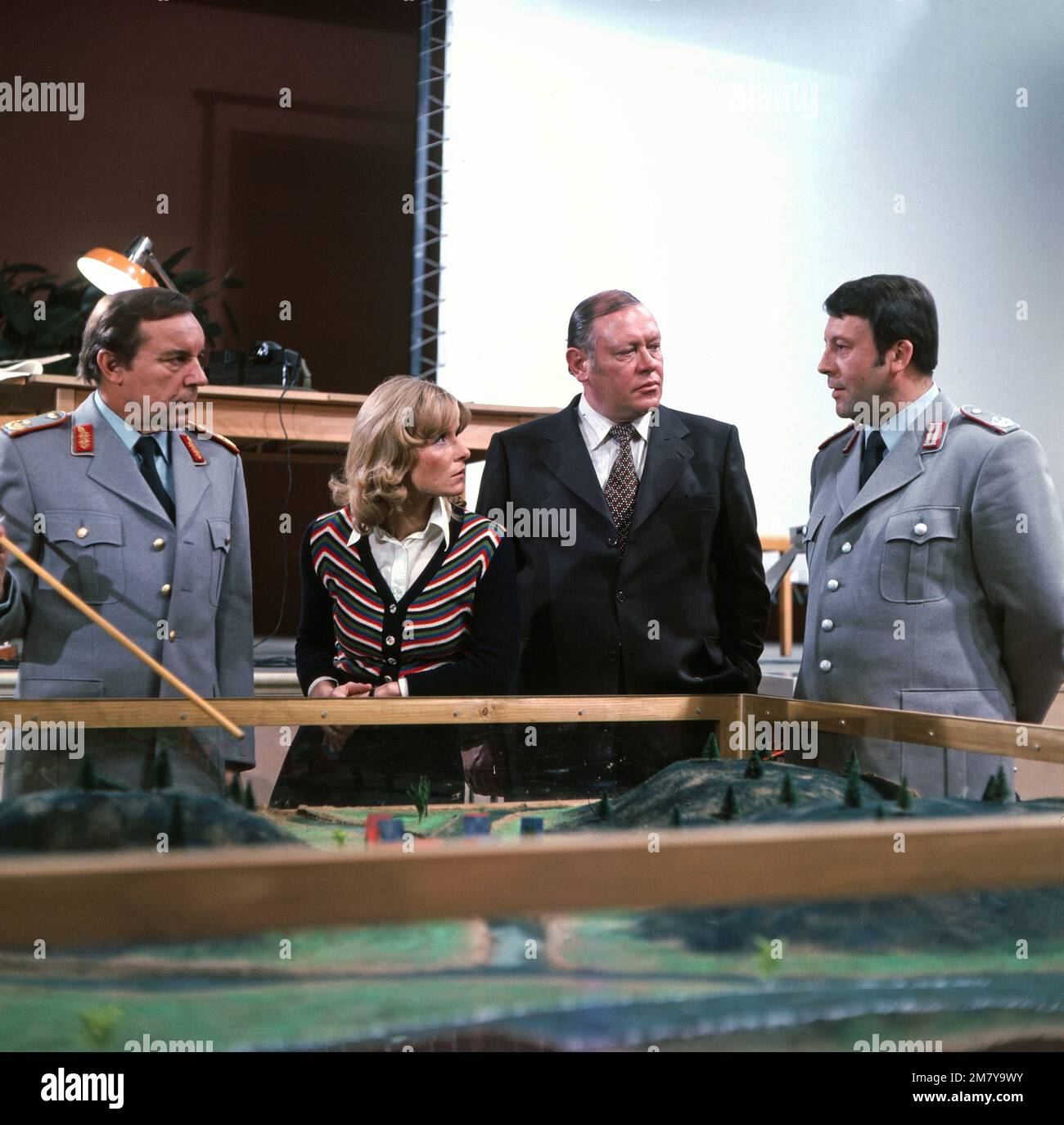 Planübung, Fernsehfilm, Deutschland 1977, Regie: Wolfgang Petersen, Darsteller: Szene mit Claudia Butenuth, Günter Lamprecht, rechts Stock Photo