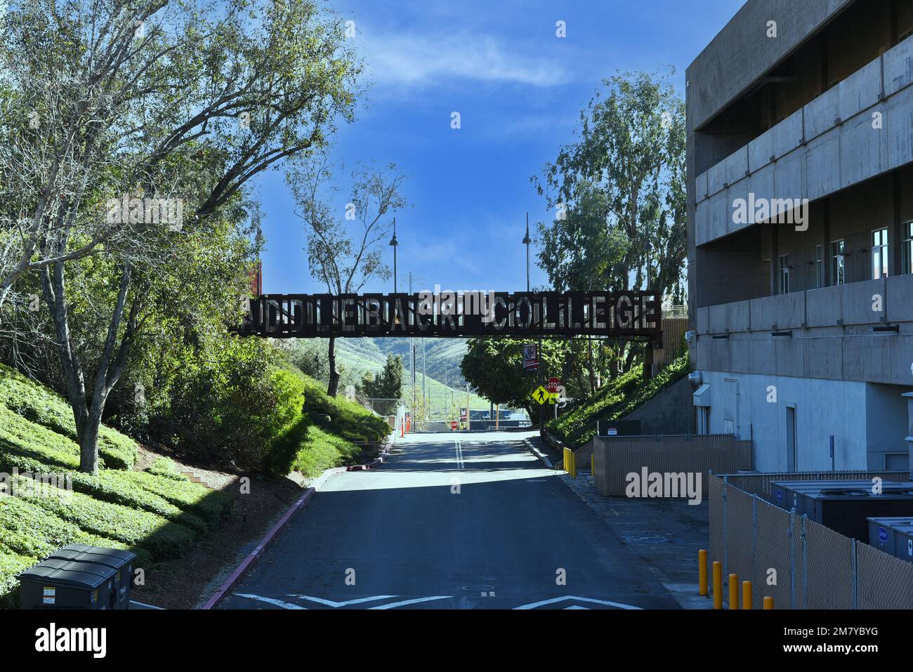 MISSION VIEJO, CALIFORNIA - 8 JAN 2023: Bridge over Library Road on the Campus of Saddleback College. Stock Photo