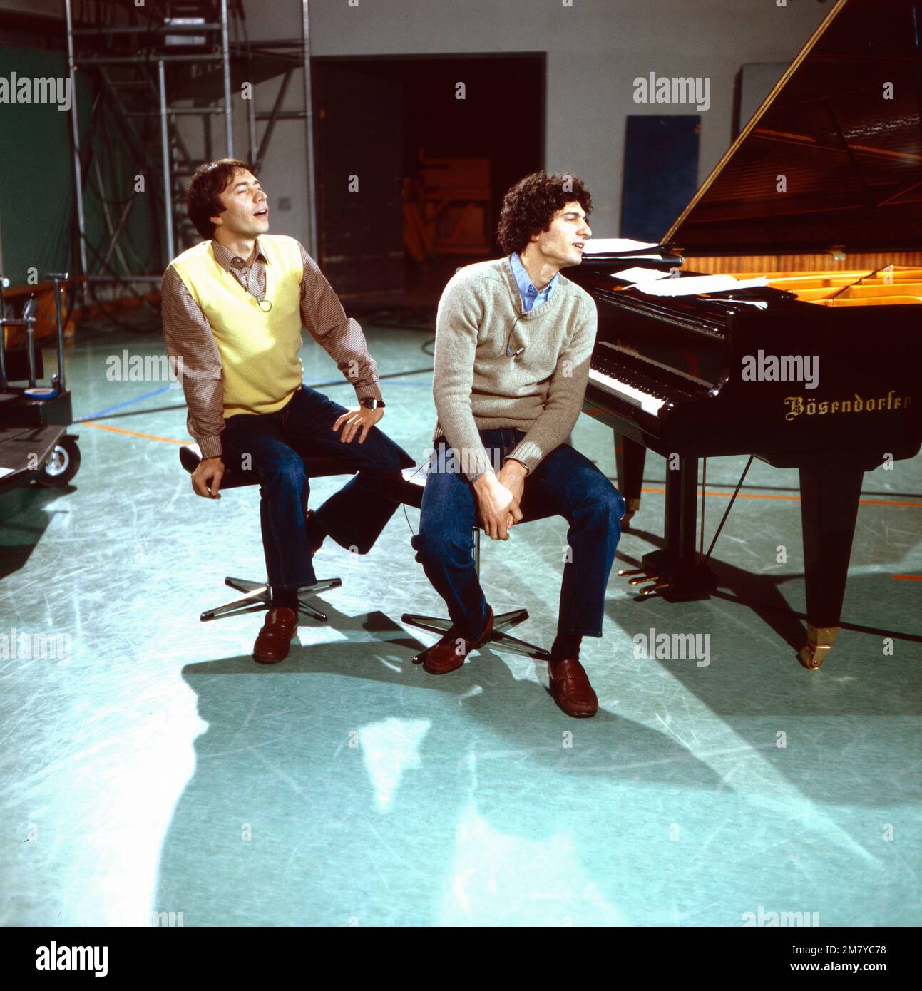 Spiel mit Klassik und Pop, das amerikanische Klavierduo Anthony und Joseph Paratore musizieren mit Schülern am Albert-Einstein-Gymnasium in München, Deutschland 1983. Stock Photo