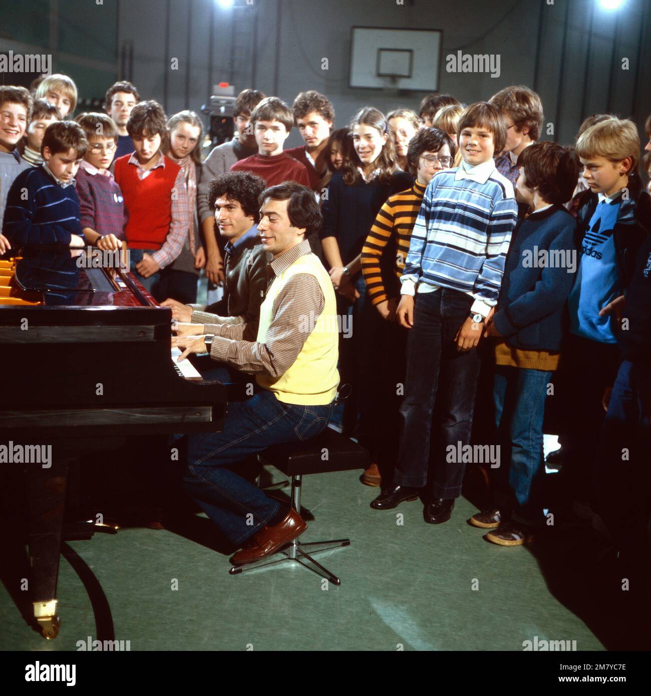 Spiel mit Klassik und Pop, das amerikanische Klavierduo Anthony und Joseph Paratore musizieren mit Schülern am Albert-Einstein-Gymnasium in München, Deutschland 1983. Stock Photo