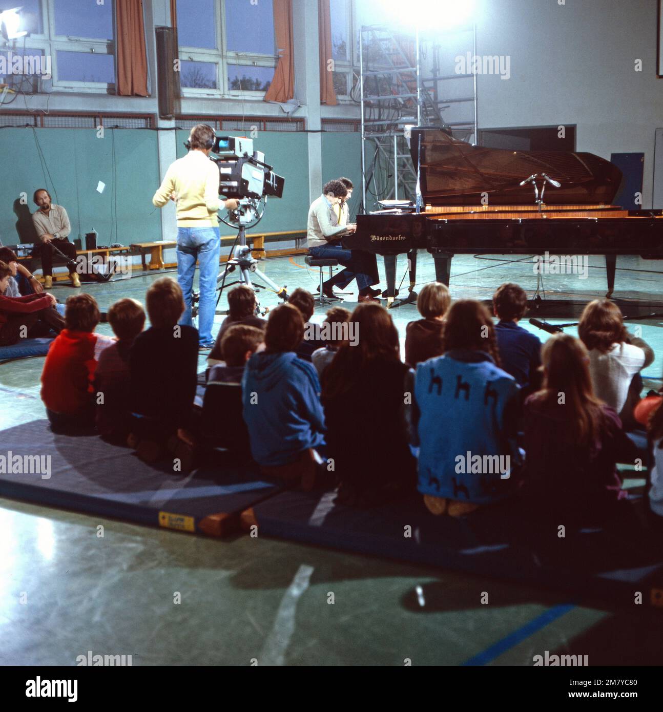 Spiel mit Klassik und Pop, das Klavierduo Anthony und Joseph Paratore musizieren mit Schülern am Albert-Einstein-Gymnasium in München, Deutschland 1983. Stock Photo
