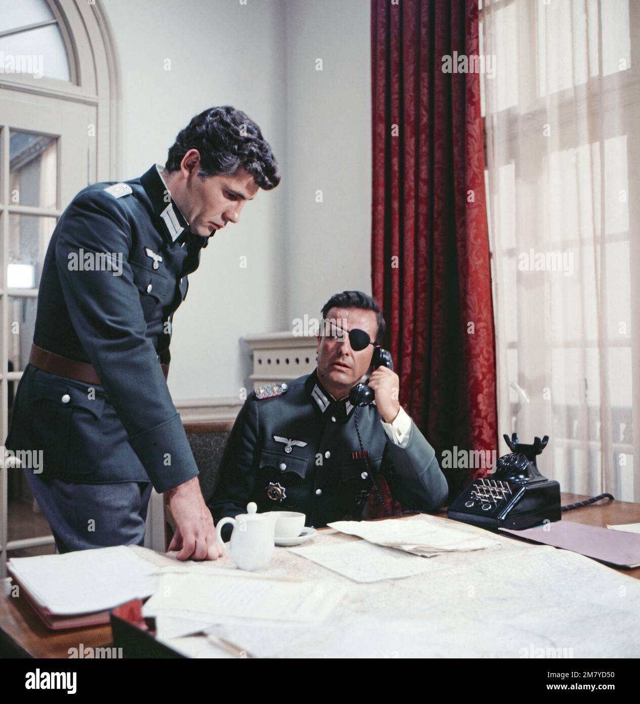 Operation Walküre, Fernsehfilm, Deutschland 1971, Regie: Franz Peter Wirth, Darsteller: Joachim Hansen (rechts) als Claus Schenk Graf von Stauffenberg Stock Photo