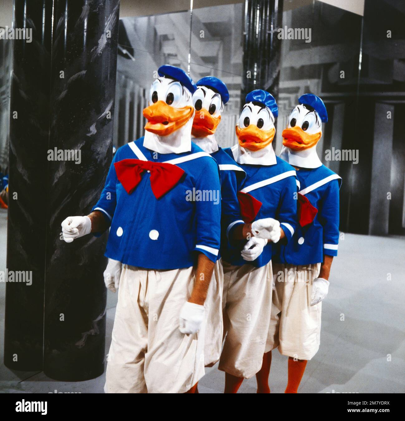 Für Donald - mit liebem Gruss, Arbeitstitel 'Quak', Fernsehspiel, Deutschland 1981, Regie: Cornelia Schlede, Darsteller: Szenenfoto mit vier Donald Ducks Stock Photo