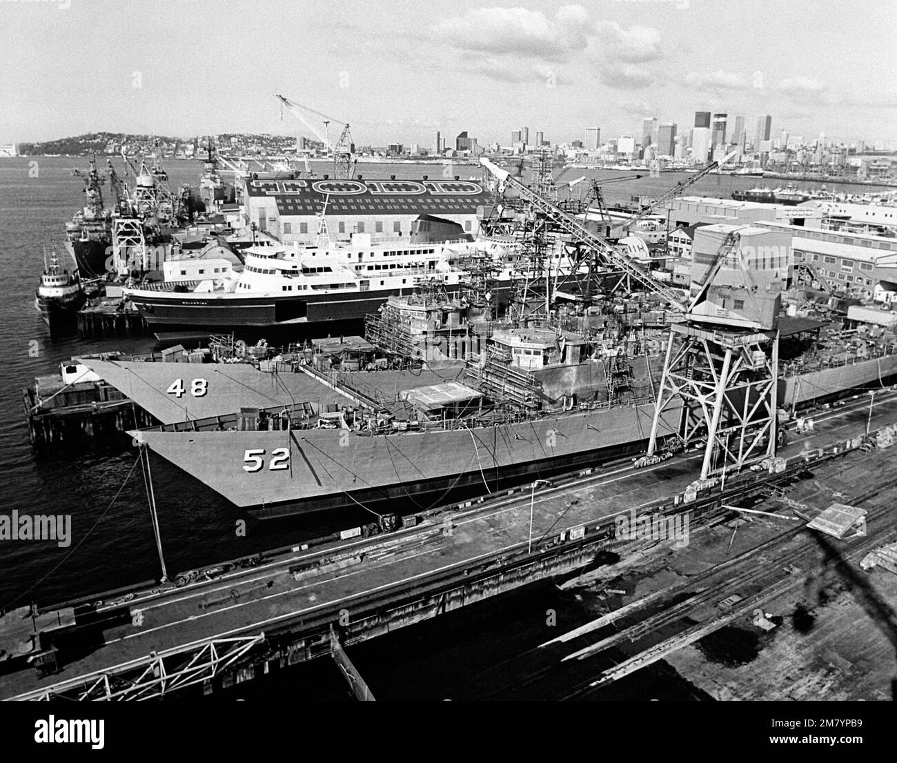 A port bow view of the guided missile frigate USS VANDERGRIFT (FFG 48