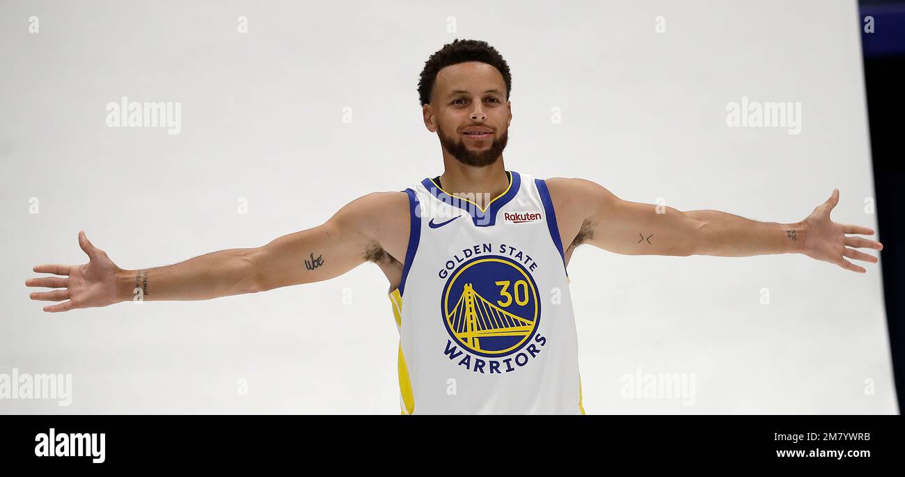 Download Steph Curry Wearing Sleeveless Hoodie Wallpaper