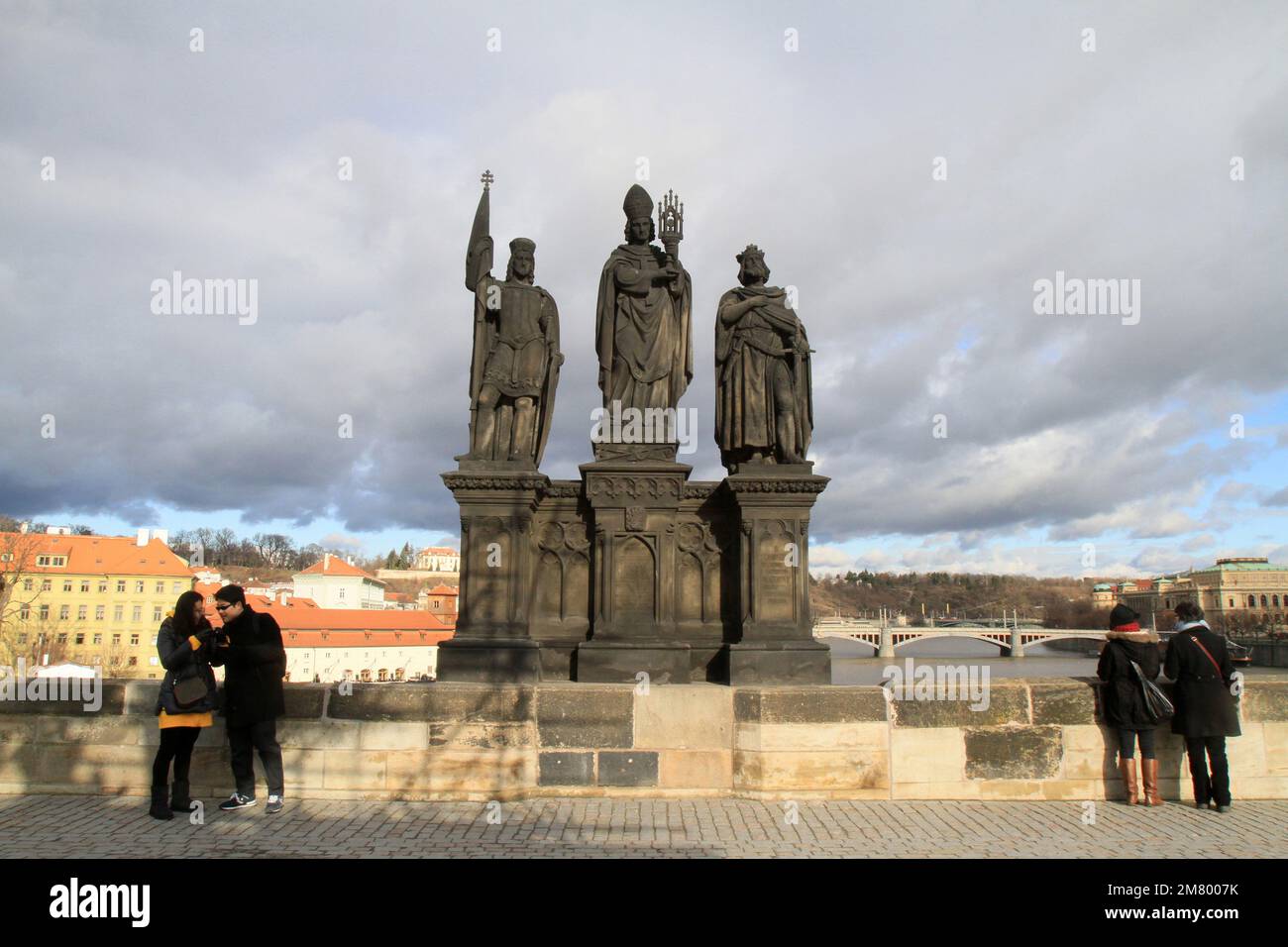 Statues de Saint-Norbert, Saint-Venceslas et Saint-Sigismond sur le Pont Charles. Prague. Tchèquie. Europe. Stock Photo