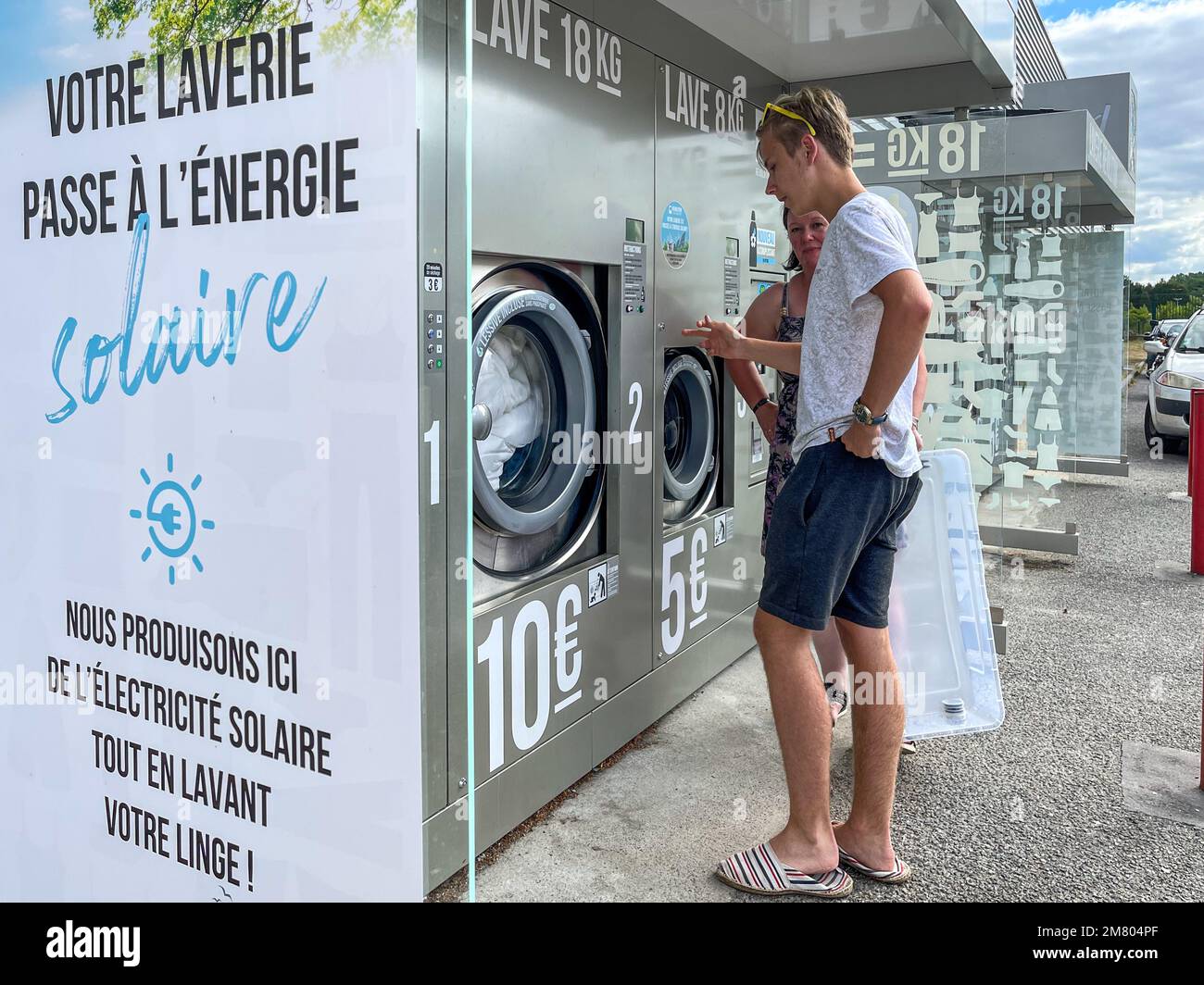 Laundromat france hi-res stock photography and images - Alamy