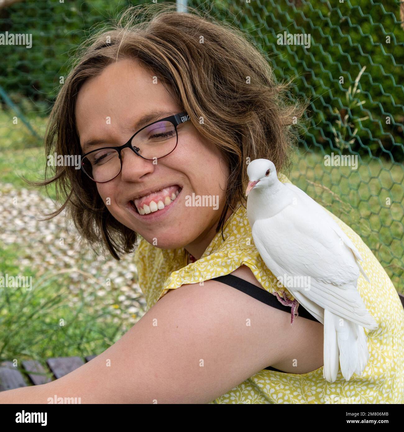 PET CARE WORKSHOP (WHITE DOVE), SESSAD LA RENCONTRE, DAY CARE, SUPPORT AND SERVICE ORGANIZATION FOR PEOPLE WITH DISABILITIES, LE NEUBOURG, EURE, NORMANDY, FRANCE Stock Photo