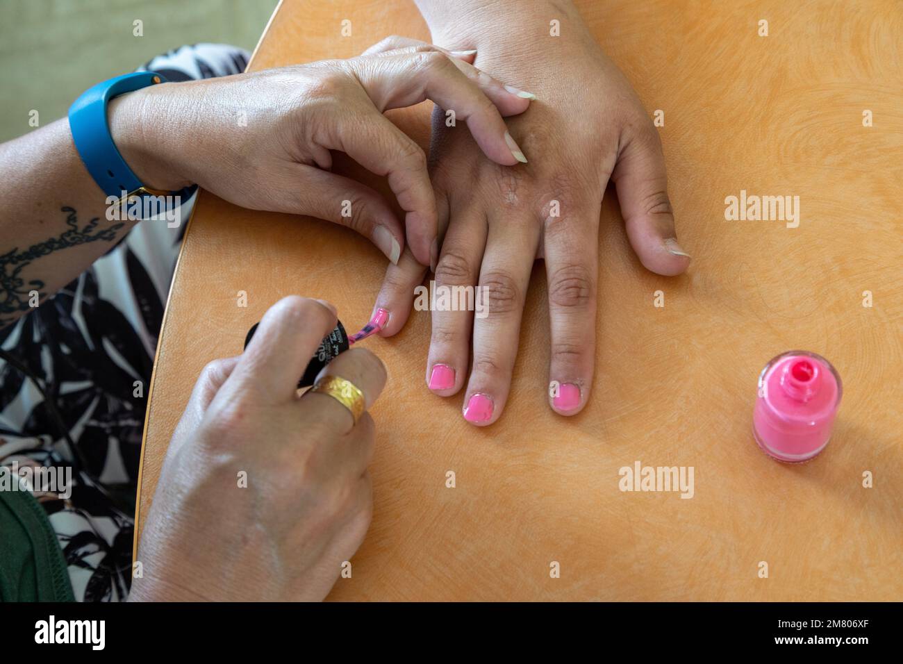 Nail polish wellness and beauty workshop with the residents sessad la