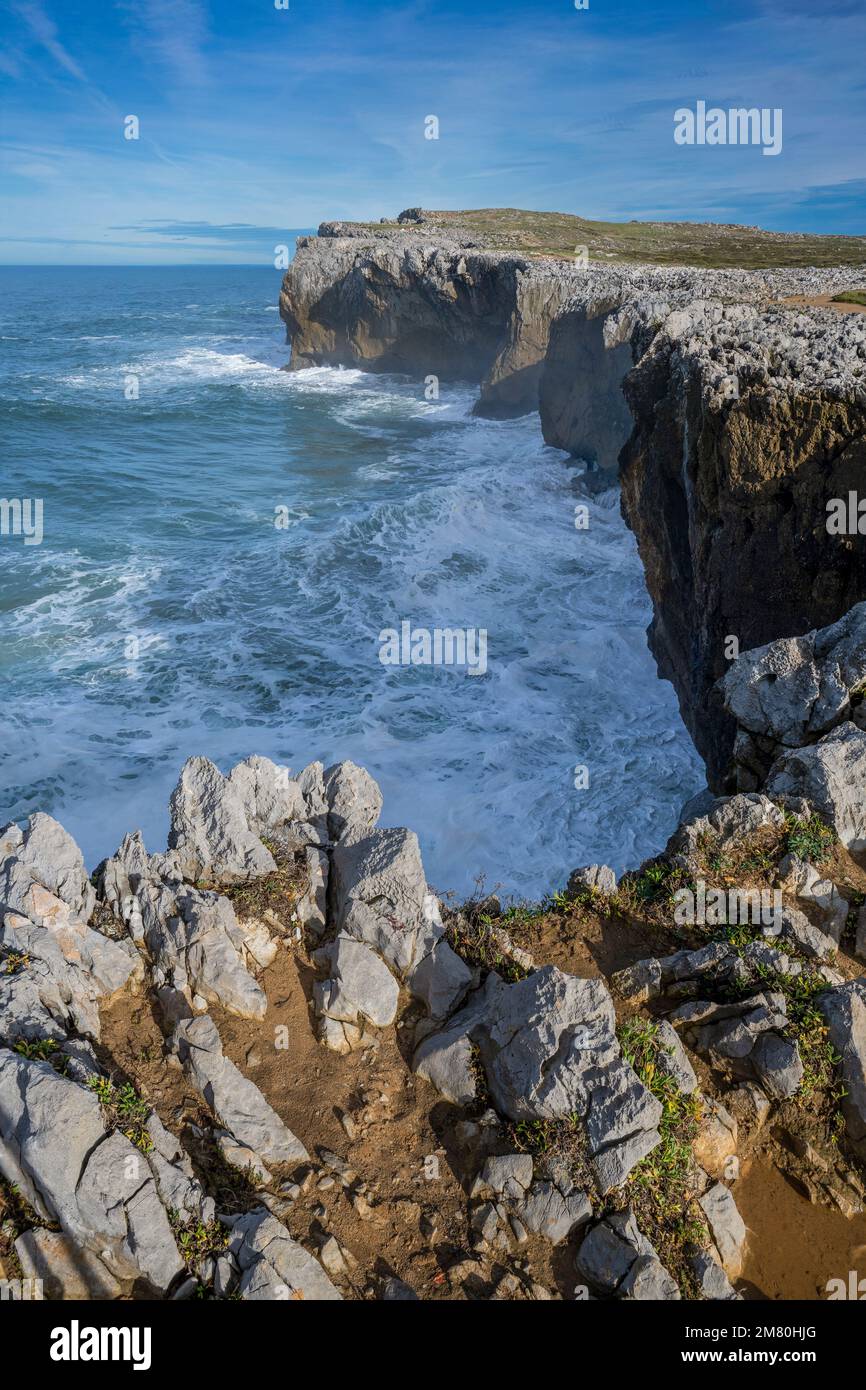 Beautiful and rocky cliff hi-res stock photography and images - Alamy