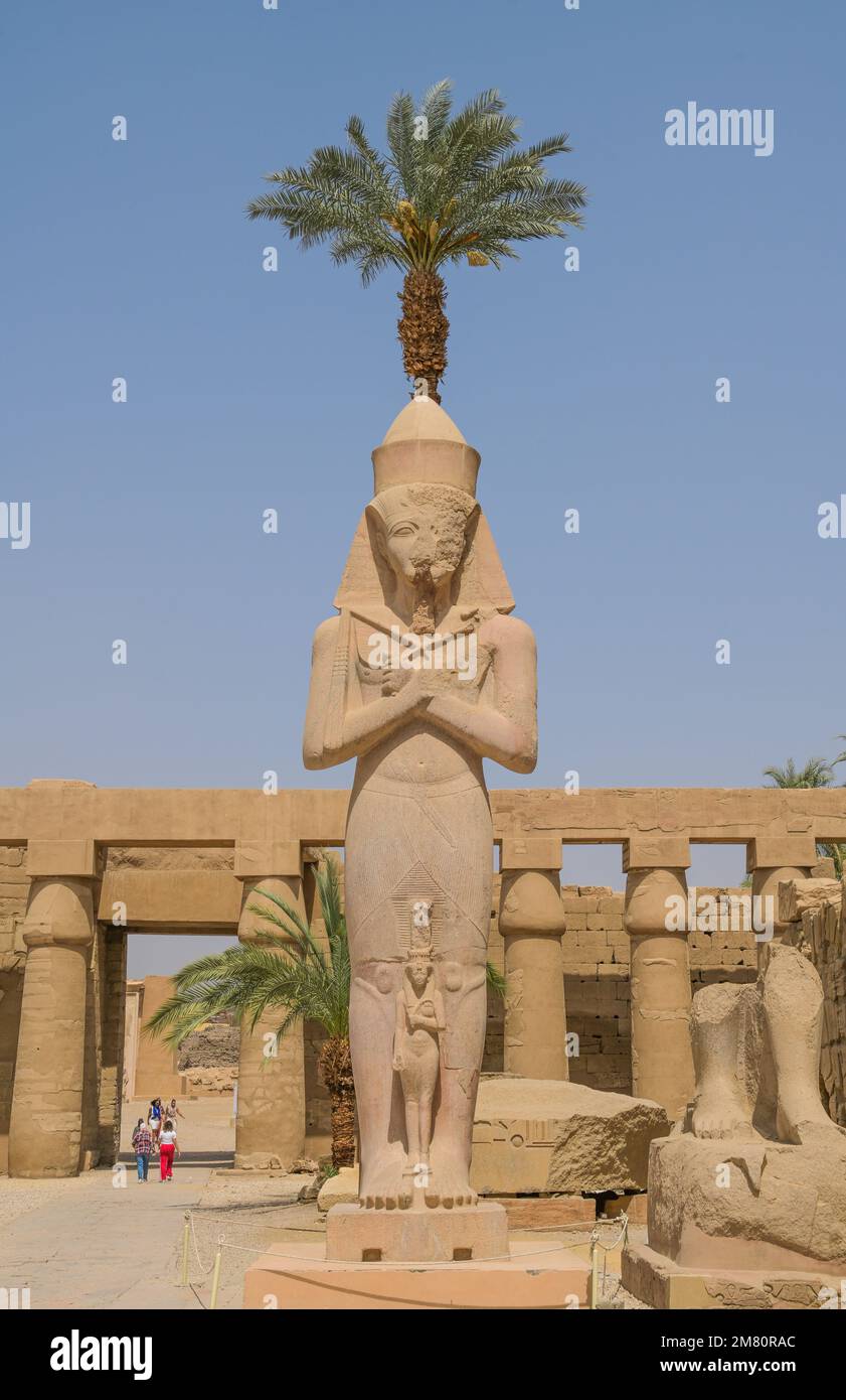 Statue Ranses Ii Statue Ramses II. mit seiner Tochter Meritamun, Karnak-Tempel, Karnak ...