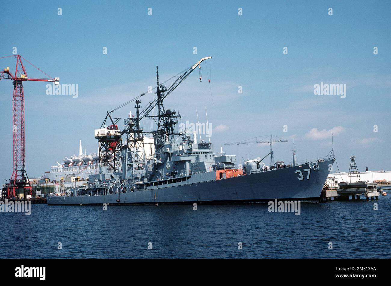 A starboard bow view of the guided missile destroyer USS FARRAGUT (DDG ...
