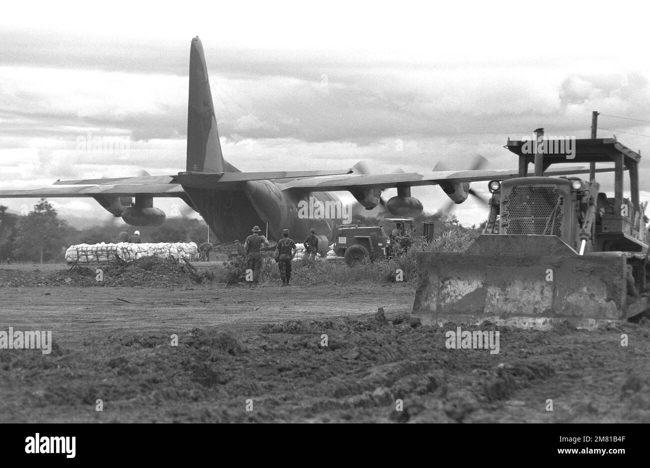 Pallets of corn are offloaded from a C-130 Hercules aircraft for distribution to the World Food Program during the AHUAS TARA II (BIG PINE) operation. Subject Operation/Series: AHUAS TARA II (BIG PINE) Base: Aguacate Country: Honduras (HND) Stock Photo