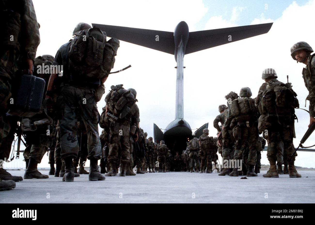 Members of the 82nd Airborne Division board a US Air Force C-141B ...