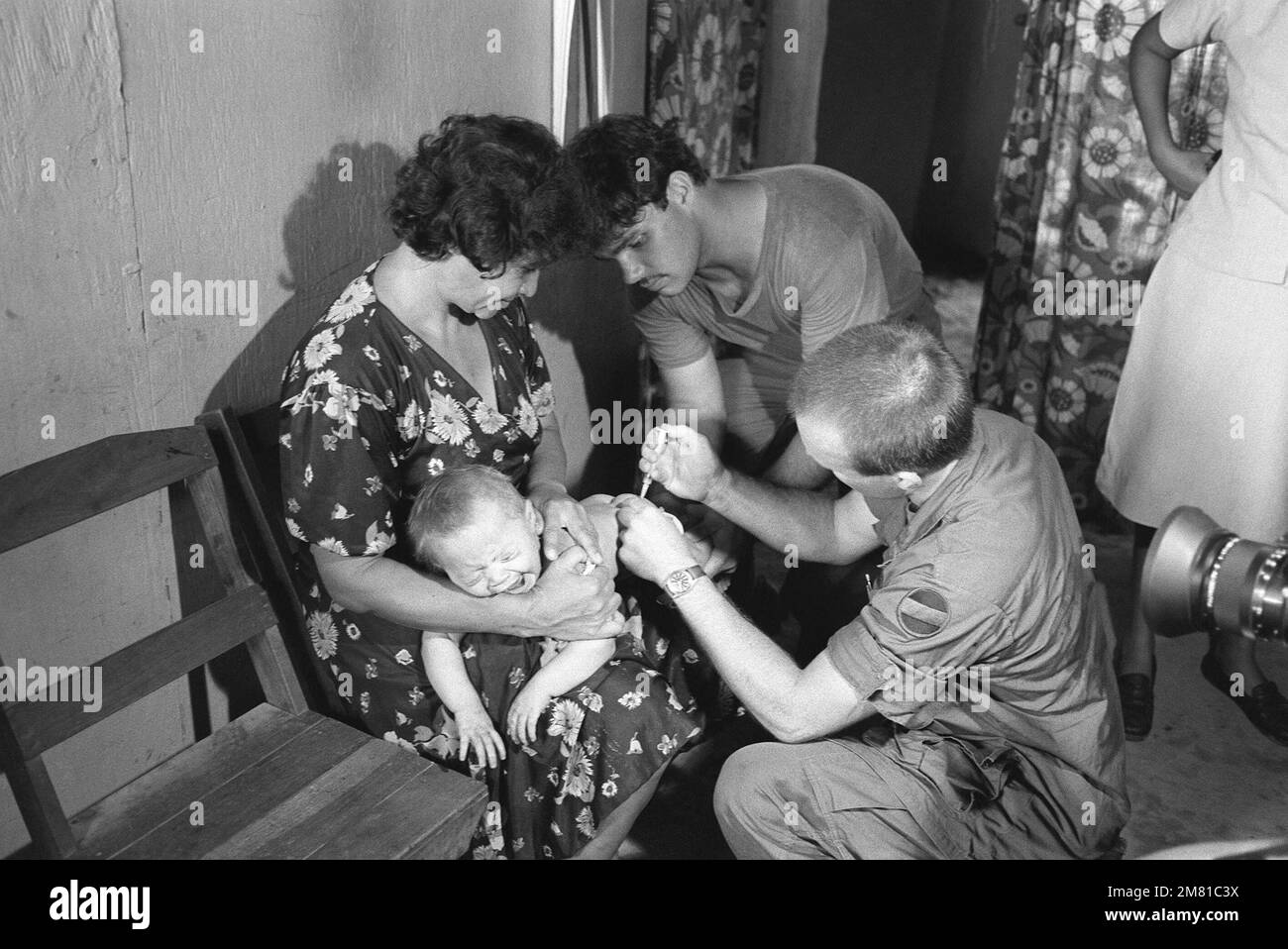 A member of the 46th Medical Company inoculates a child with a polio and tuberculosis vaccine during the AHUAS TARA II (BIG PINE) operation. Subject Operation/Series: AHUAS TARA II (BIG PINE) Base: San Lorenzo Country: Honduras (HND) Stock Photo