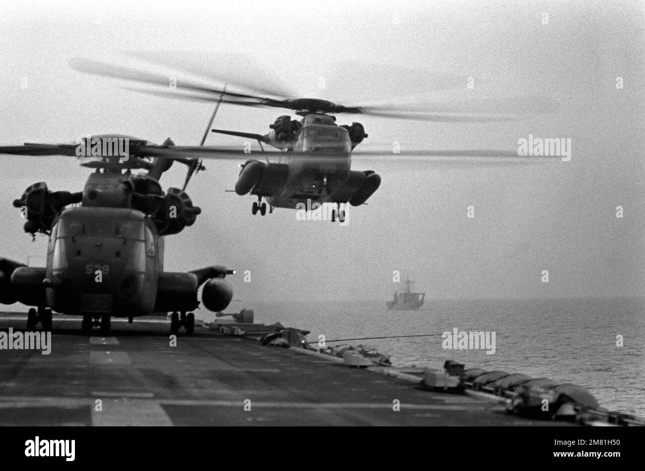 A Helicopter Combat Support Squadron 4 (HC-4) CH-53E Sea Stallion ...
