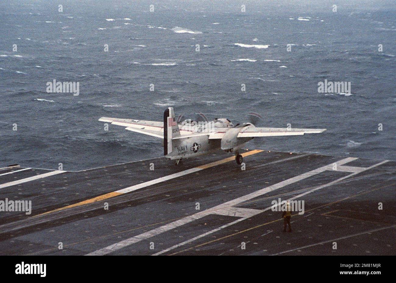A rear view of a C-1A Trader aircraft as it takes off from the aircraft carrier USS AMERICA (CV 66) during rough weather conditions. Country: Atlantic Ocean (AOC) Stock Photo