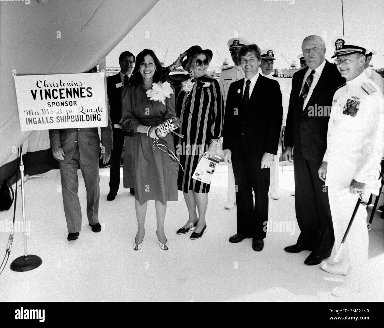 Marilyn Quayle, left, sponsor, stands with distinguished guests on the christening platform prior to christening the Aegis guided missile cruiser USS VINCENNES (CG 49) by breaking a bottle of champagne over its bow. Base: Pascagoula State: Mississippi (MS) Country: United States Of America (USA) Stock Photo
