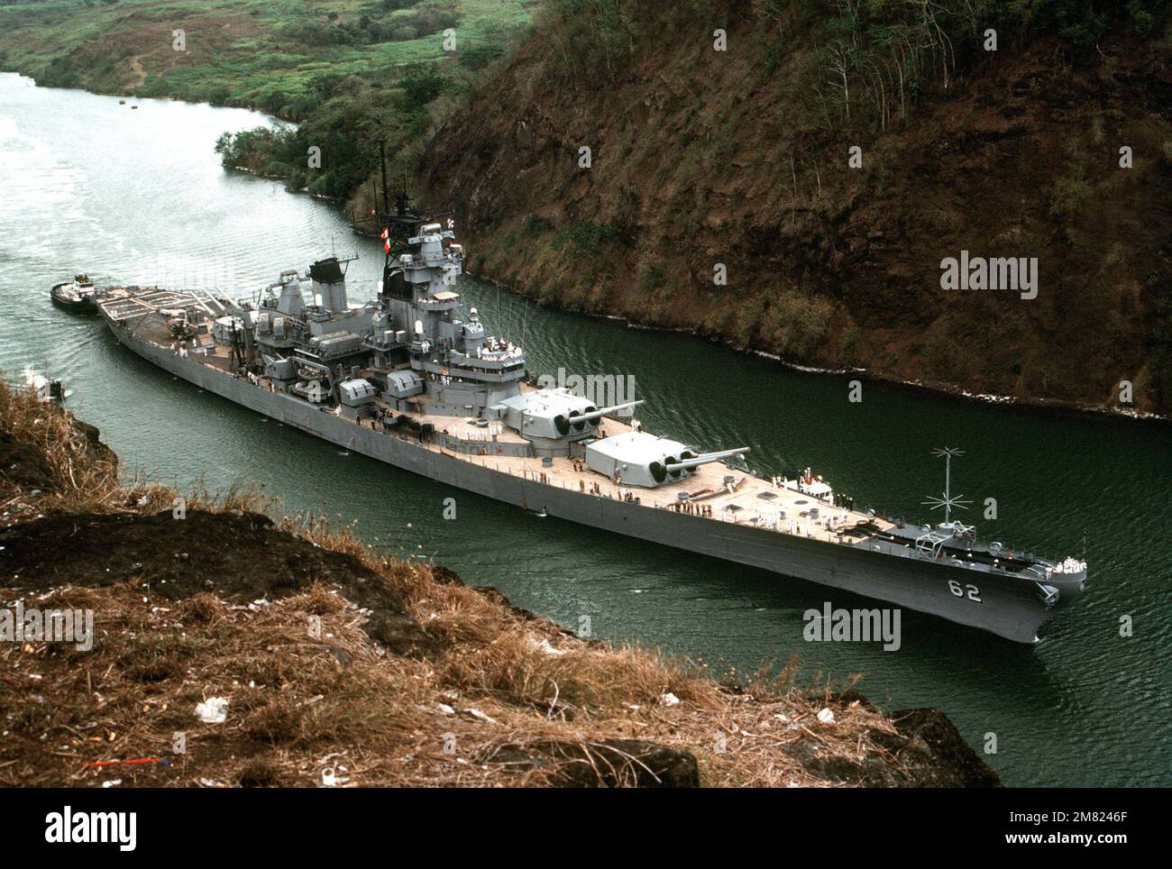 The battleship USS NEW JERSEY (BB 62) passes through the Gaillard Cut during a transit of the canal. State: Canal Zone Country: Panama (PAN) Stock Photo