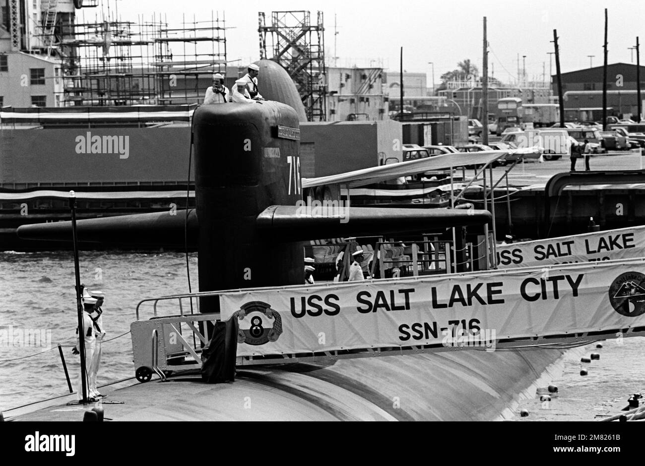 A port bow view of the nuclearpowered attack submarine USS SALT LAKE CITY (SSN 716) during the