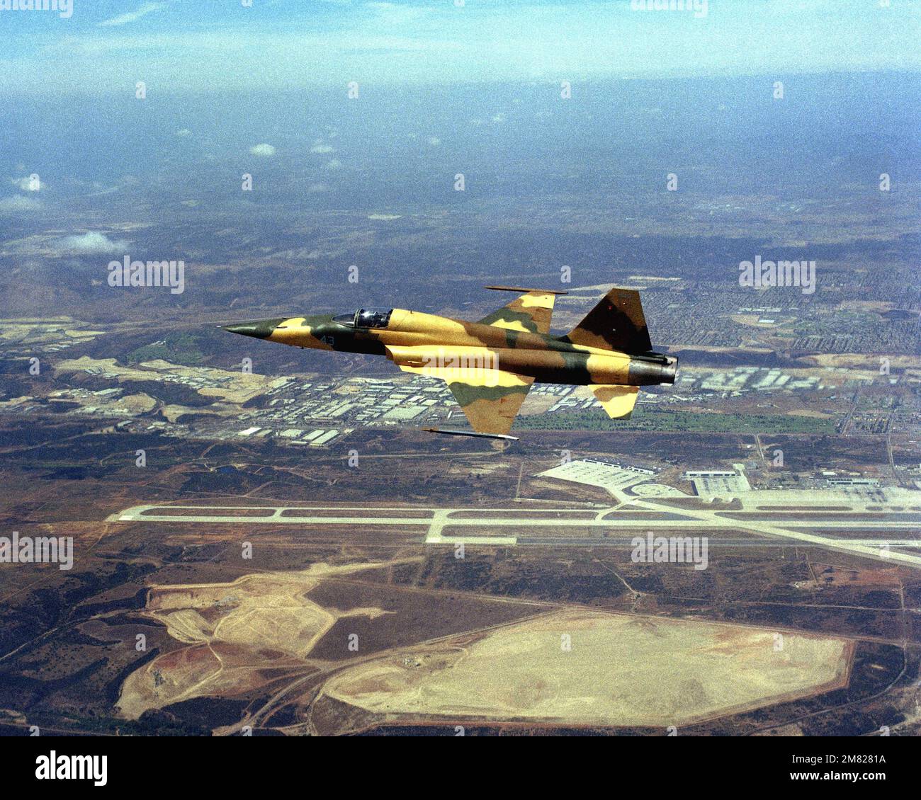 An air-to-air left side view of an F-5E Tiger II aircraft from Fighter  Squadron 126 (VF-126). Country: Unknown Stock Photo - Alamy