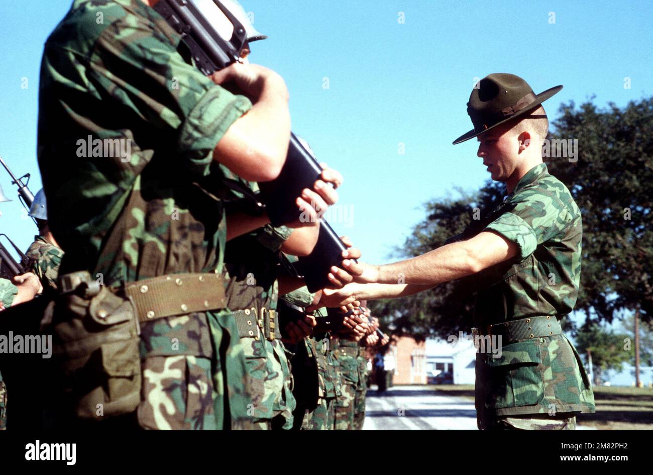 Marine recruits drill with M16A1 rifles during basic training at the Marine Corps Recruit Depot. Base: Usmc Recruit Depot,Parris Island State: South Carolina (SC) Country: United States Of America (USA) Stock Photo