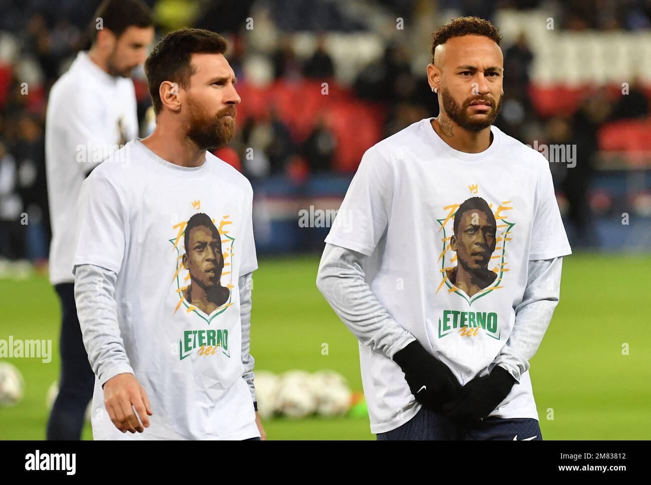 Paris Saint-Germain's Argentine forward Lionel Messi (L) and Paris  Saint-Germain's Brazilian forward Neymar wear a tee-shirt with the portrait  of late Brazilian football legend Pele prior to the French L1 football match