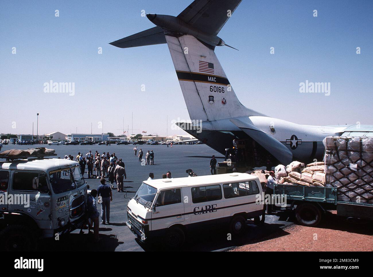 Food and supplies are unloaded from a C-141B Starlifter aircraft from the 6th Military Airlift Squadron during Ethiopian relief operations. The supplies will be moved to a distribution center and given to the needy. Base: Khartoum Country: Sudan (SDN) Stock Photo